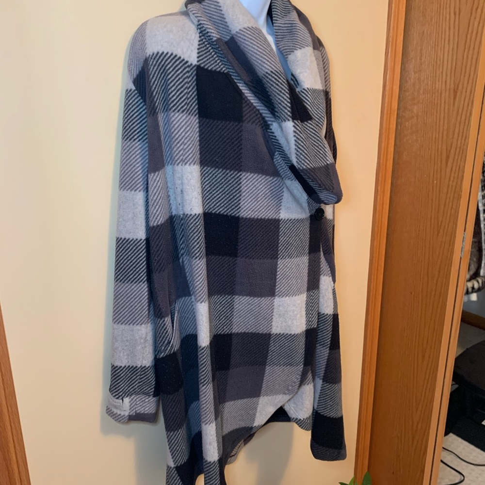 Cuddle Duds. Fleece topper with pockets